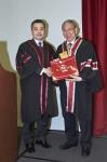 Mr Wong receives College souvenirs from Prof Chan